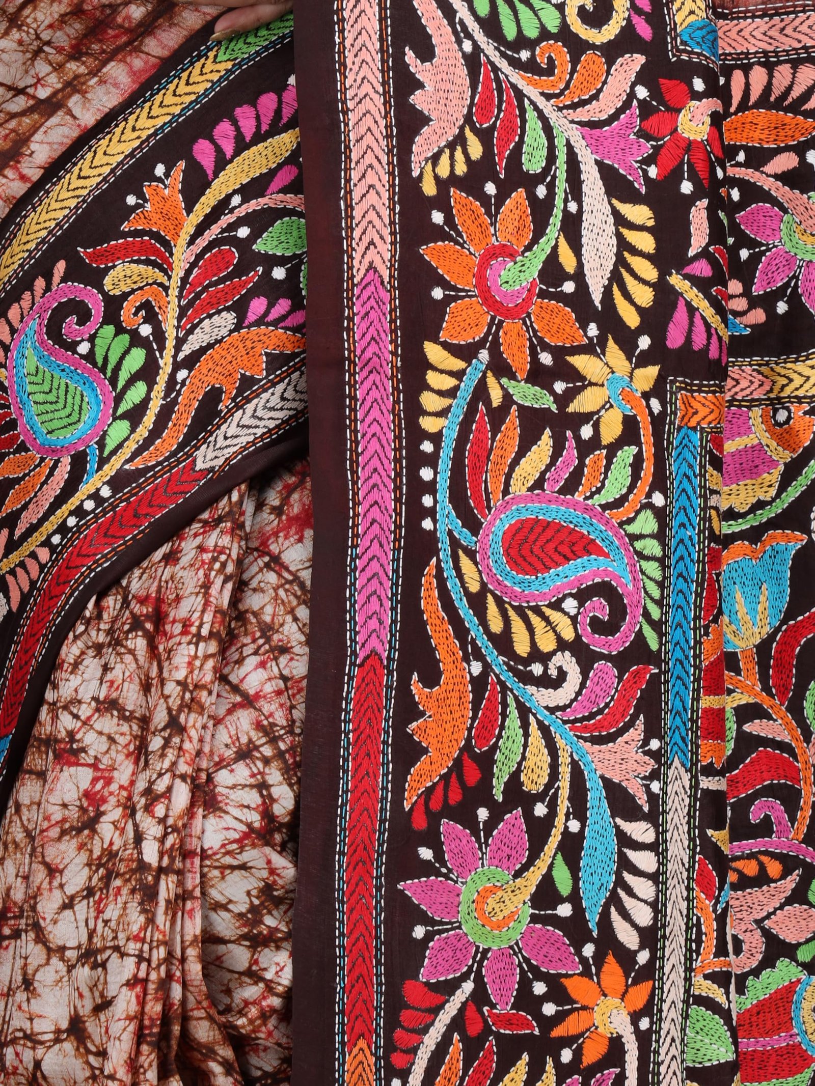 Ruprekha Fashion Women's Off-White Colour Hand Embroidered Kantha Stitch On Batik Printed Saree - Image 3