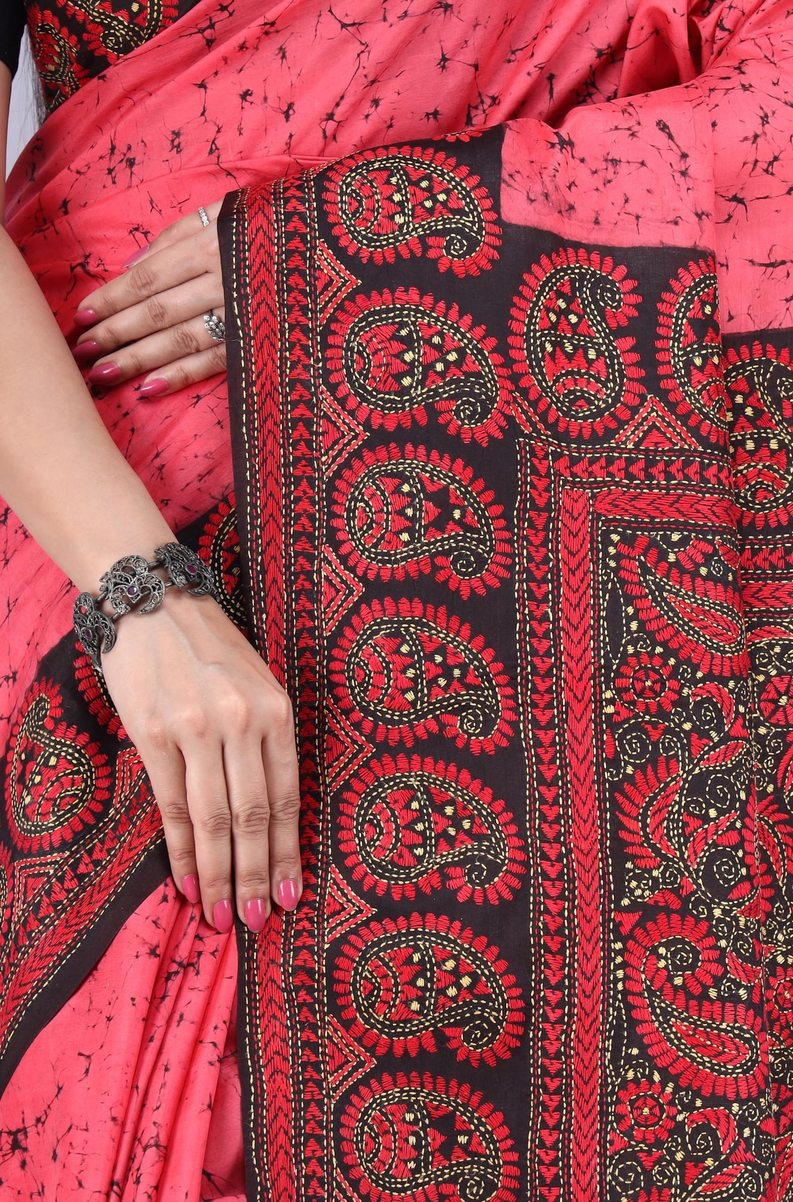 Ruprekha Fashion Women's Red Colour Pure Bangalore Silk Hand Embroidered Kantha Stitch On Batik Printed Saree from Bengal - Image 3